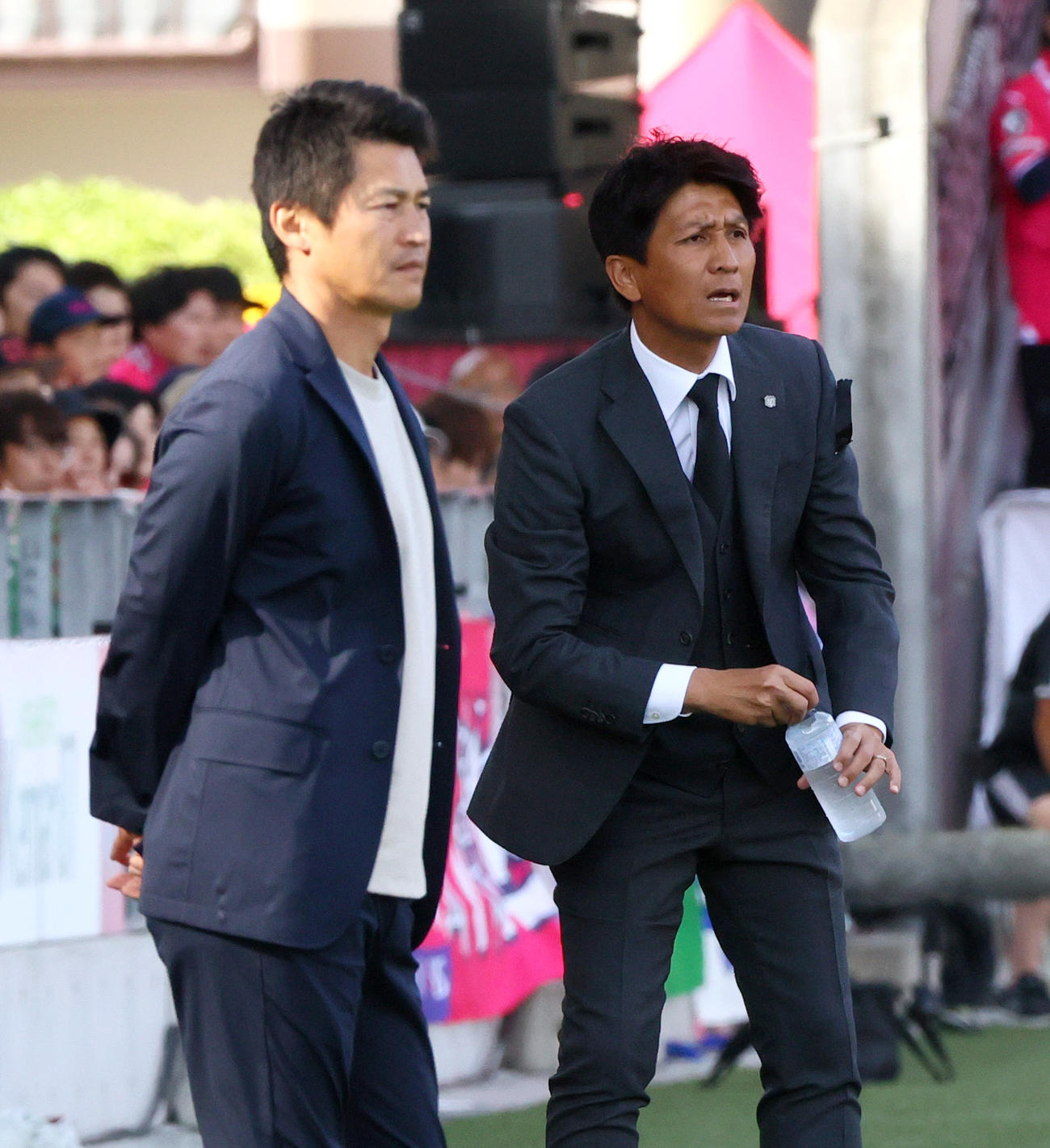 C大阪対神戸　前半、戦況を見るC大阪小菊監督（右）と神戸吉田監督（撮影・上山淳一）