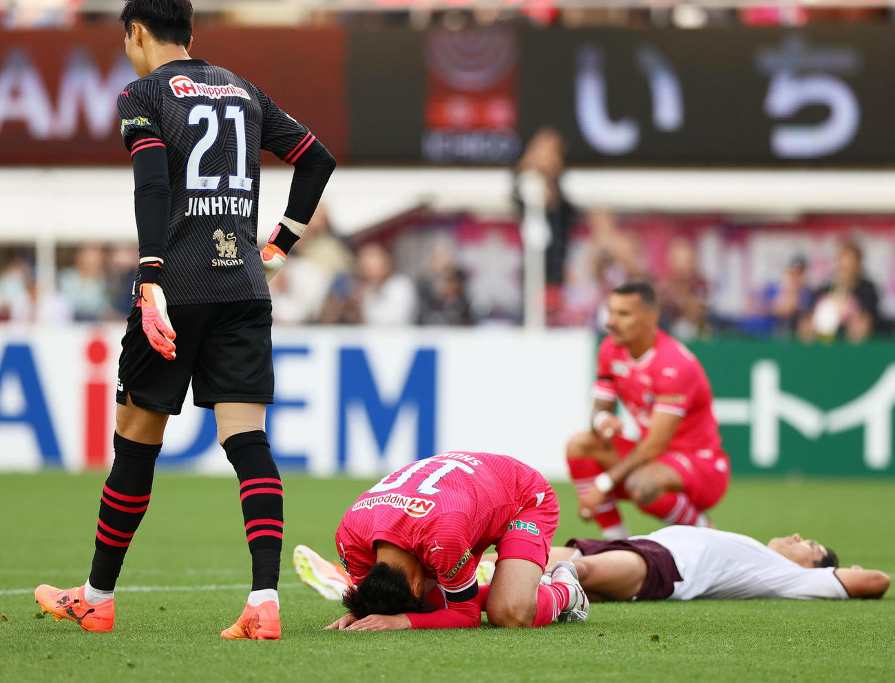 C大阪対神戸　神戸に敗れ落胆するC大阪田中（左から2人目）ら（撮影・上山淳一）