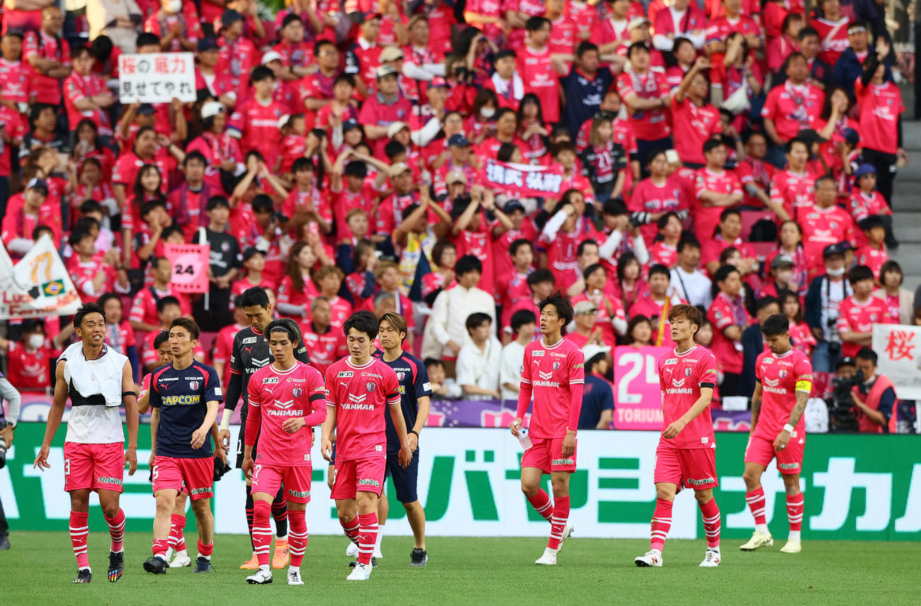 C大阪対神戸　神戸に敗れ肩を落とすC大阪の選手ら（撮影・上山淳一）