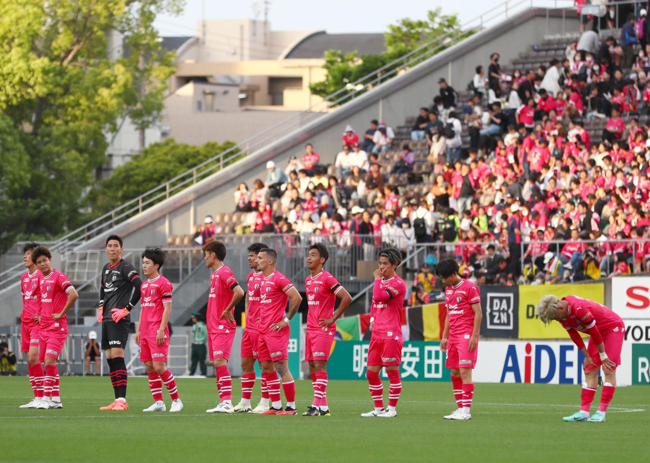 C大阪対神戸　神戸に敗れ肩を落とすC大阪の選手ら（撮影・上山淳一）