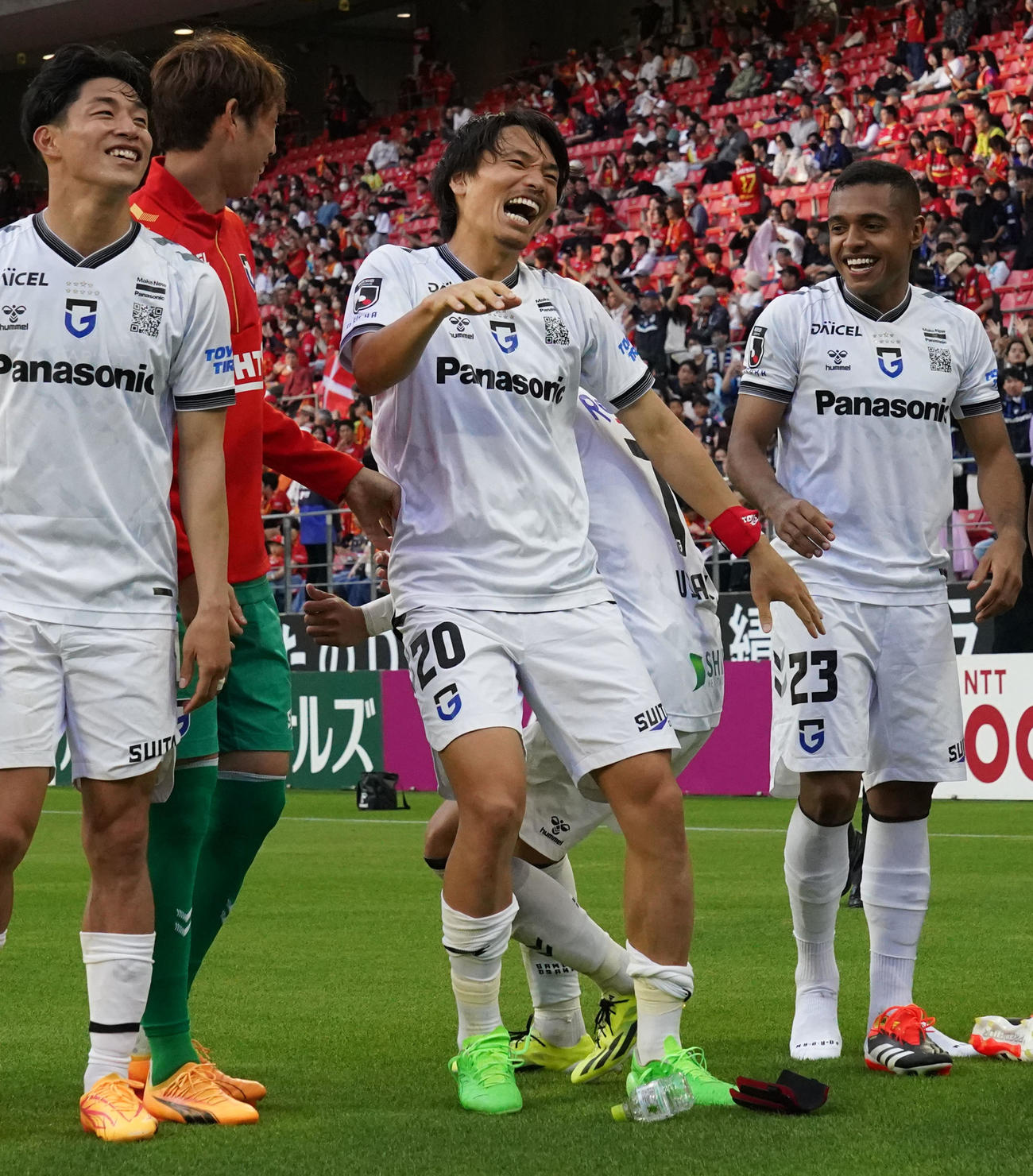名古屋対G大阪　試合終了、G大阪宇佐美にいじられながら明るい表情を見せる中谷（中央）（撮影・森本幸一）