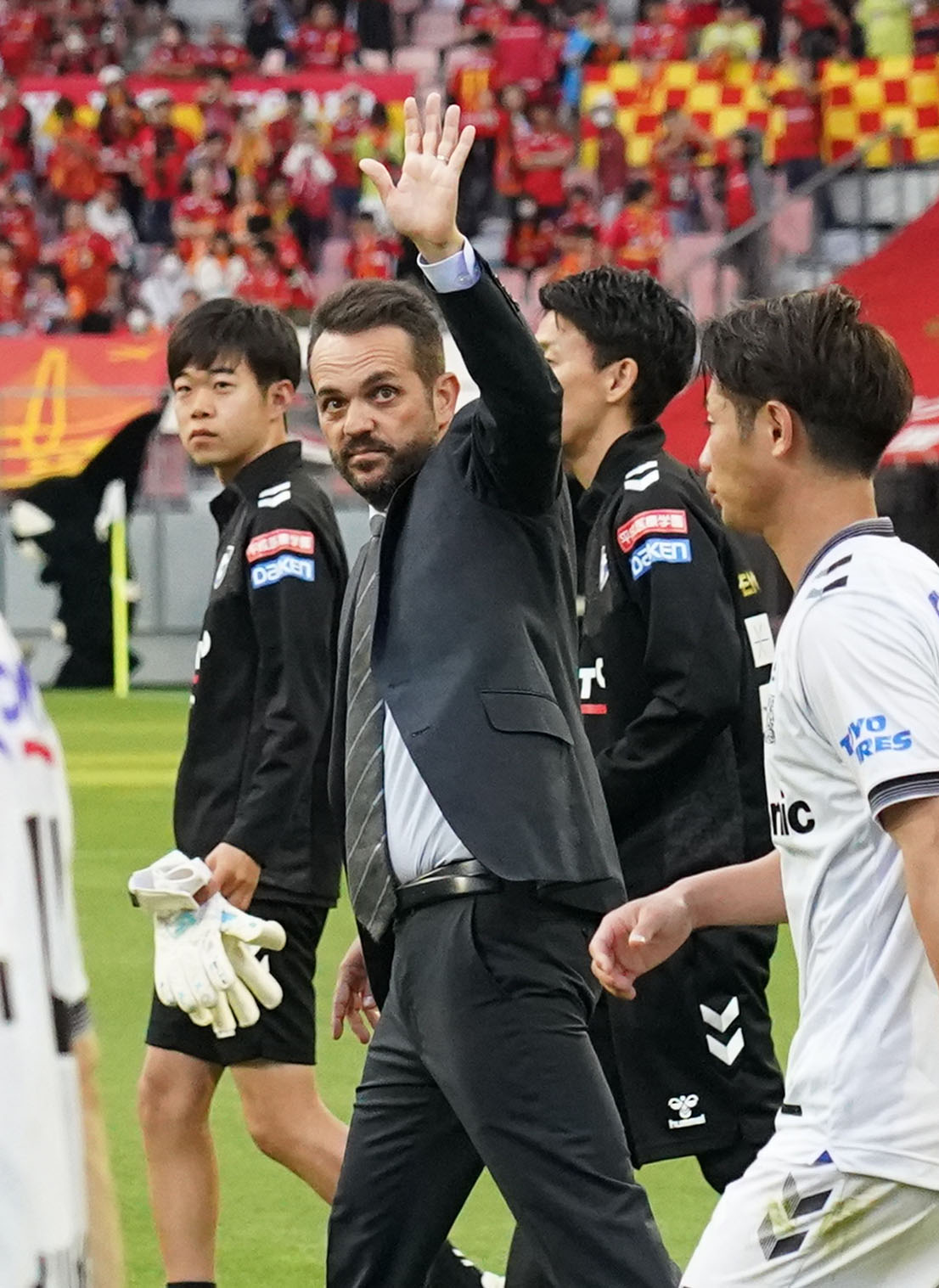 名古屋対G大阪　試合後、サポーターの声援に手を振って応えるポヤトス監督（中央）（撮影・森本幸一）