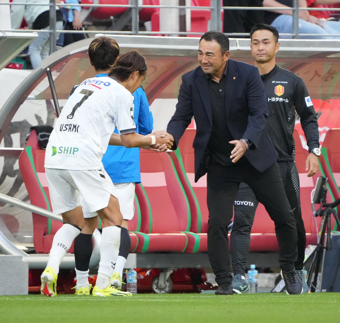 名古屋対G大阪　試合終了、G大阪宇佐美と握手を交わす名古屋長谷川監督（右から2人目）（撮影・森本幸一）