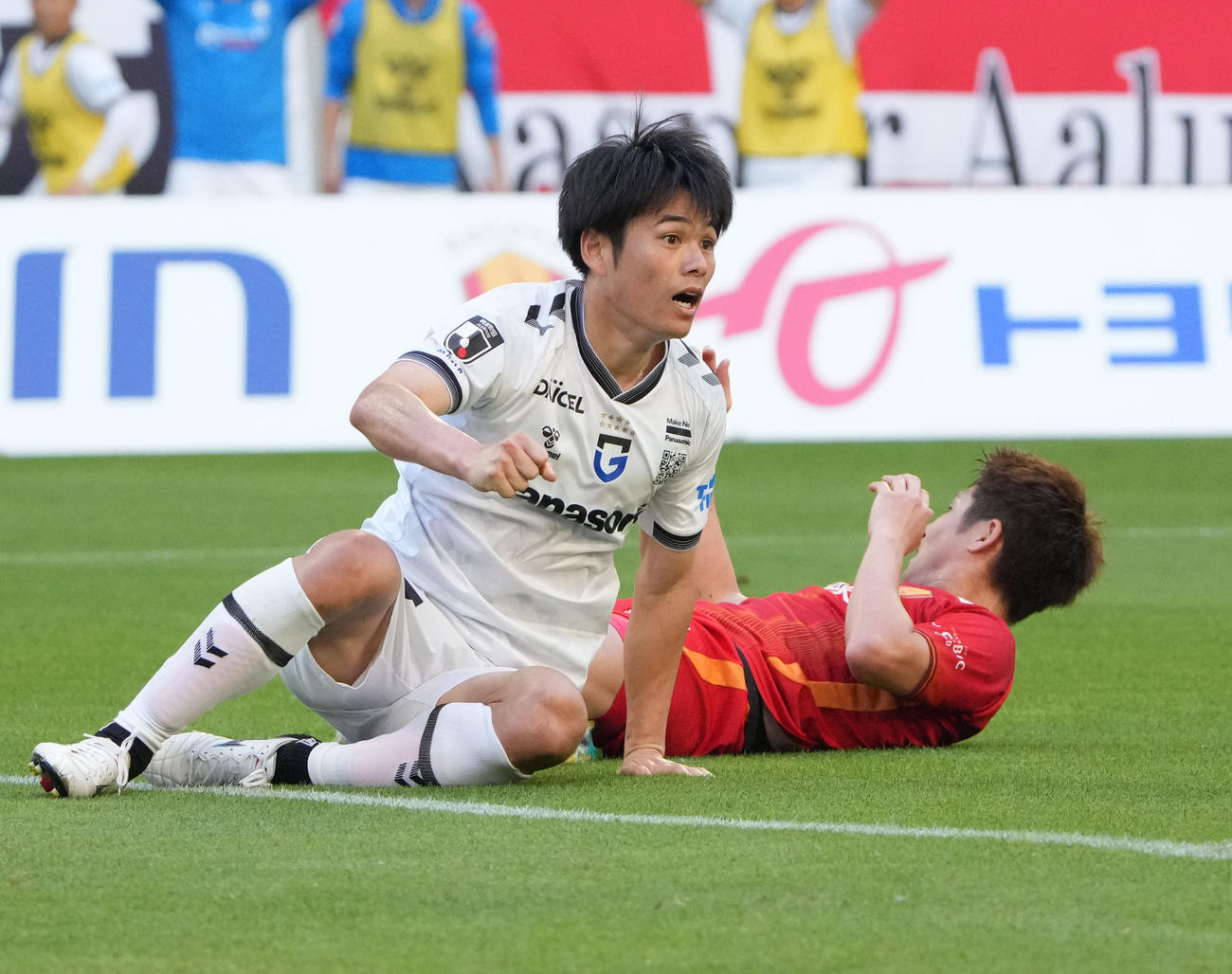 名古屋対G大阪　後半、先制ゴールを決め喜ぶG大阪岸本（左）（撮影・森本幸一）
