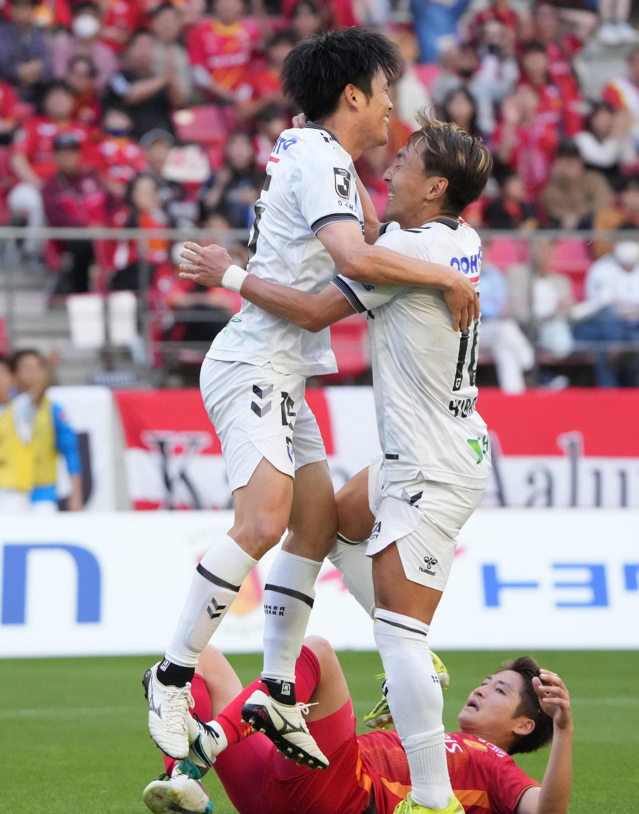 名古屋対G大阪　後半、先制ゴールを決め喜ぶG大阪岸本（左）（撮影・森本幸一）