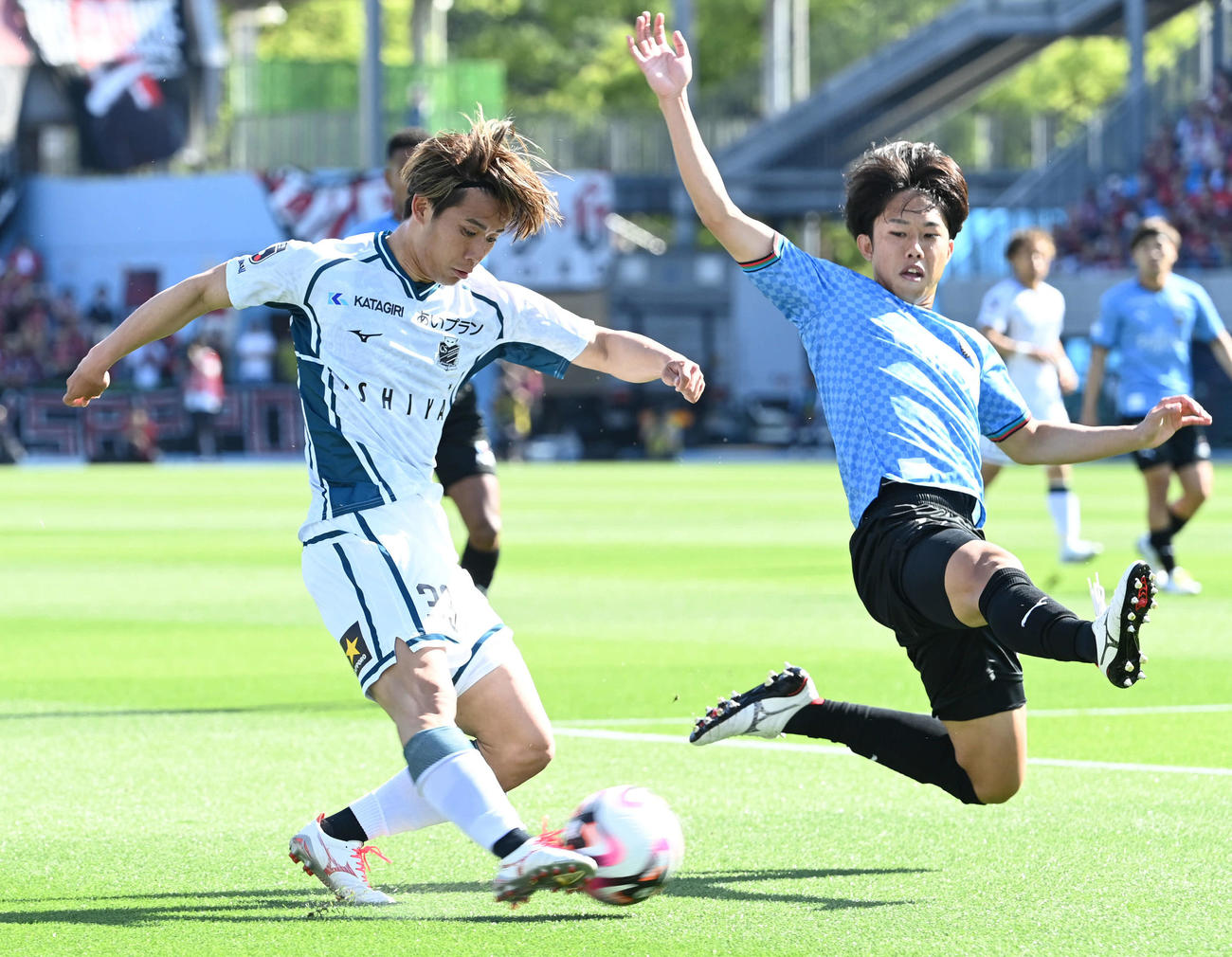 川崎F対札幌　前半、クロスを入れる札幌近藤。右は川崎F佐々木（撮影・山崎安昭）