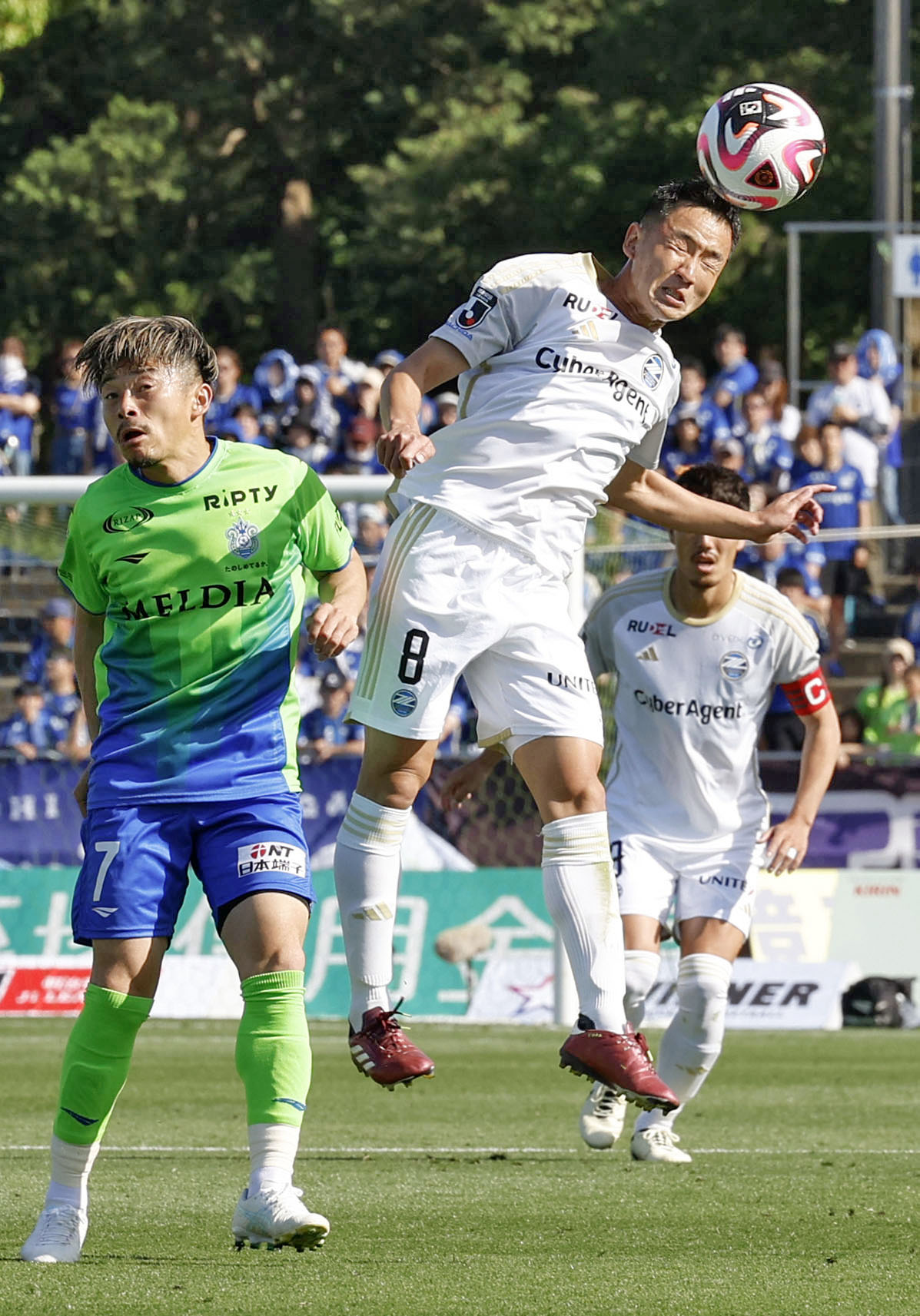 湘南―町田　前半、ヘディングで競り合う町田・仙頭（右）