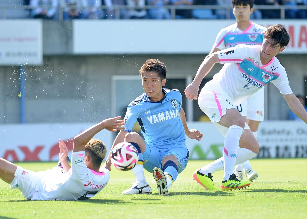 鳥栖戦の後半、磐田鹿沼（中央）が放ったシュートは相手にブロックされる
