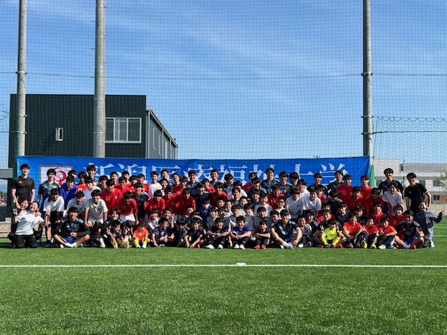 新グラウンドでサッカースクールを開催した新潟医療福祉大サッカー部（新潟医療福祉大サッカー部提供）