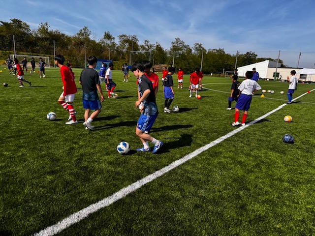 新グラウンドでサッカースクールを開催した新潟医療福祉大サッカー部（新潟医療福祉大サッカー部提供）