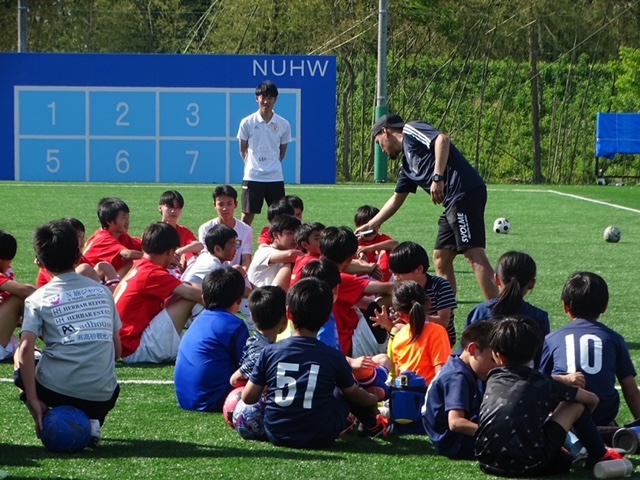 新グラウンドでサッカースクールを開催した新潟医療福祉大サッカー部（新潟医療福祉大サッカー部提供）