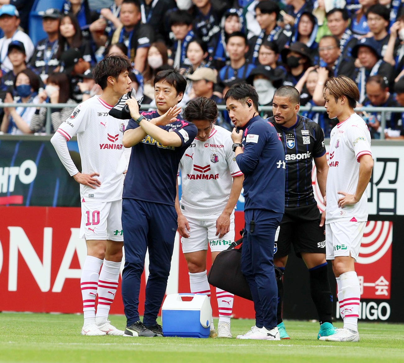 2024年5月6日　G大阪戦で後半、トレーナーからベンチへ「×」印を送られて途中交代するC大阪の登里（中央）
