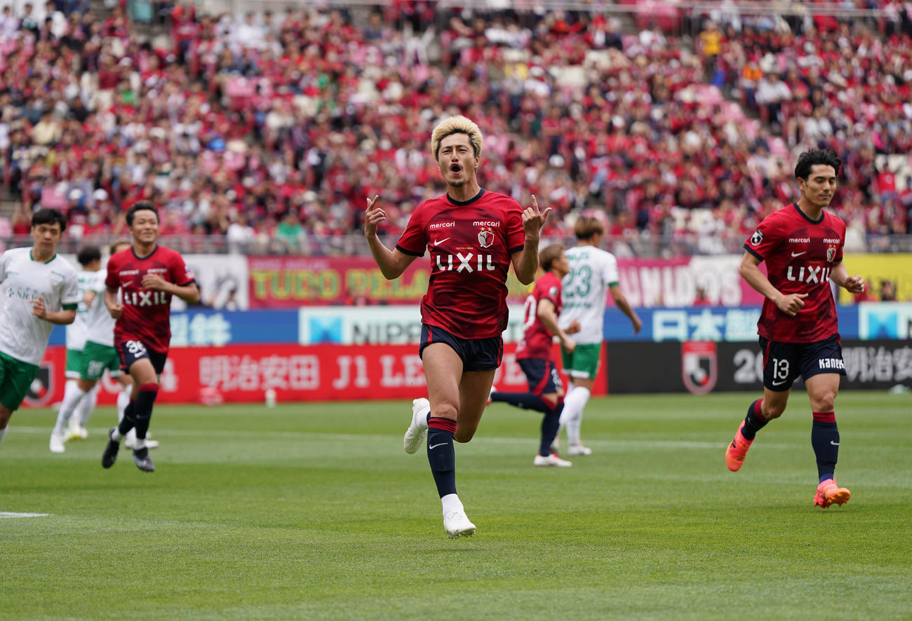 前半、先制ゴールとなるPKを決め駆け出す鹿島鈴木（撮影・狩俣裕三）