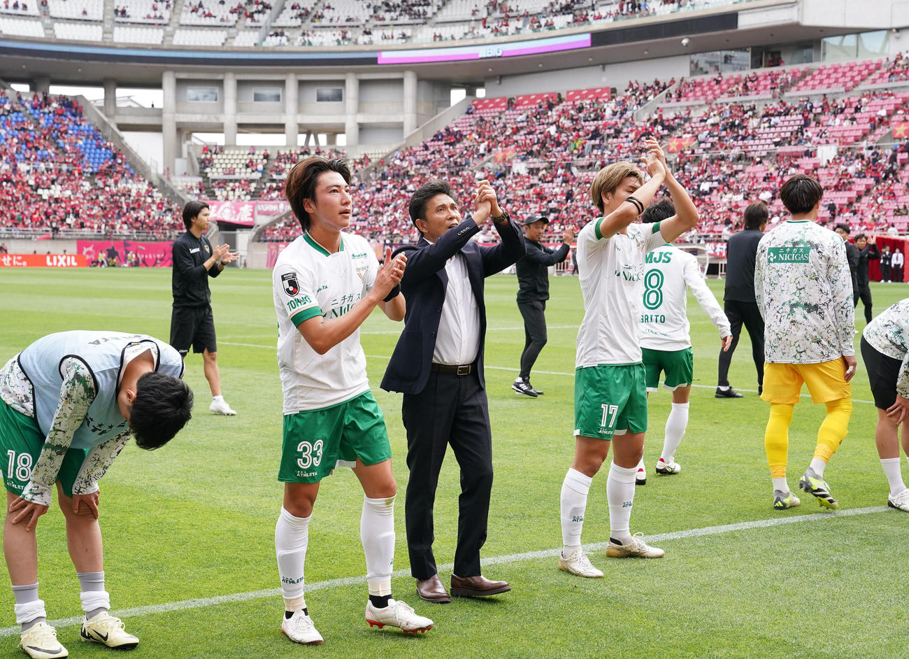 鹿島対東京V 0－3から引き分けに持ち込み、サポーターにあいさつする東京V城福監督（中央）と選手たち（撮影・狩俣裕三）