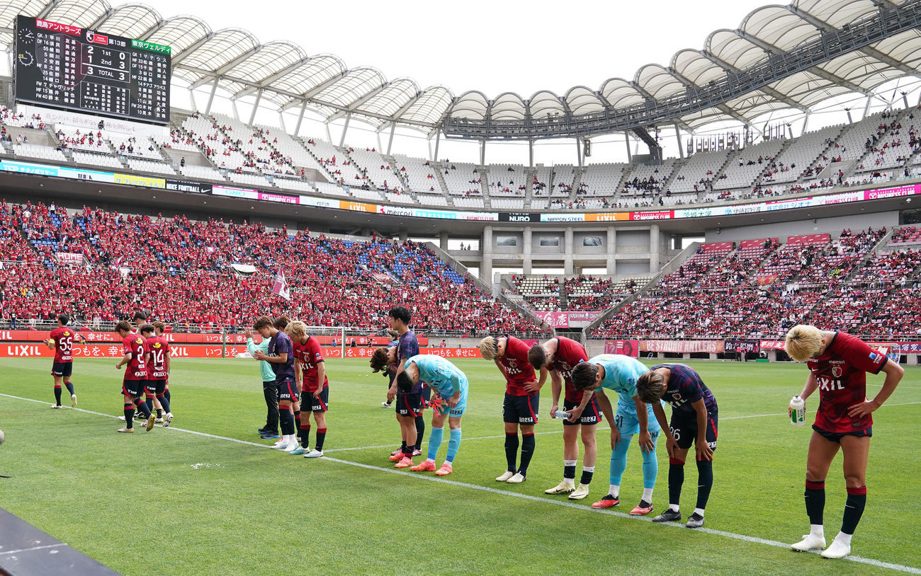 鹿島対東京V　試合後、肩を落とす鈴木（右端）ら鹿島の選手たち（撮影・狩俣裕三）