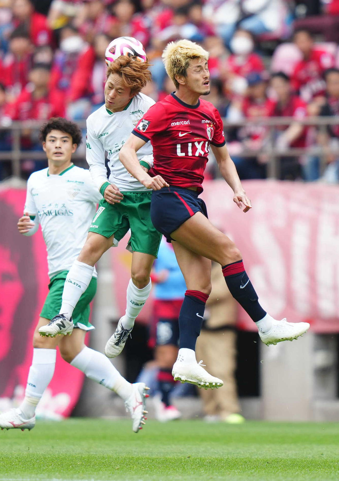 鹿島対東京V　後半、激しく競り合う東京V森田（左）と鹿島鈴木（撮影・狩俣裕三）