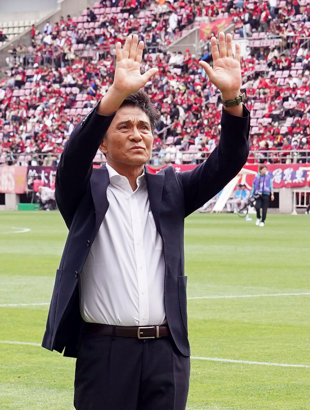 鹿島対東京V 0－3から引き分けに持ち込み、サポーターにあいさつする東京V城福監督（撮影・狩俣裕三）