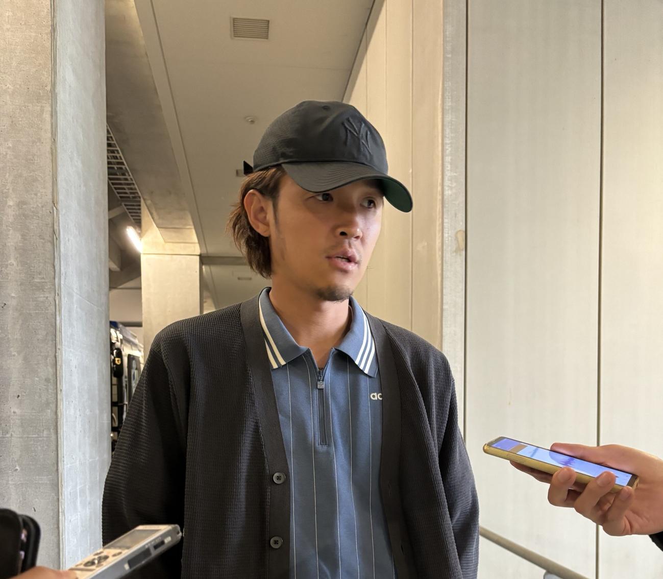 非公開練習後に取材対応するG大阪FW宇佐美貴史（撮影・永田淳）