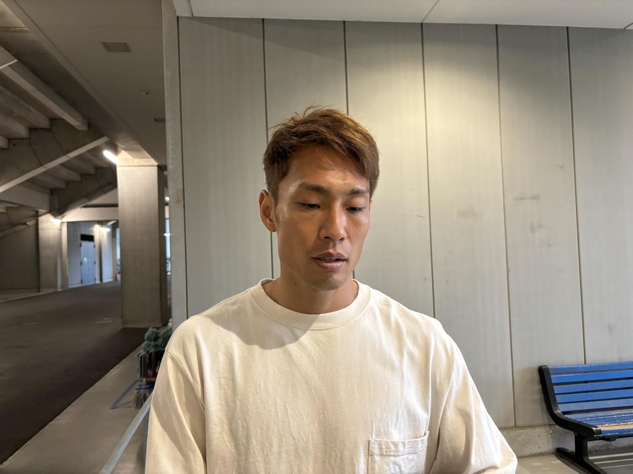 非公開練習後に取材対応するG大阪GK一森純（撮影・永田淳）