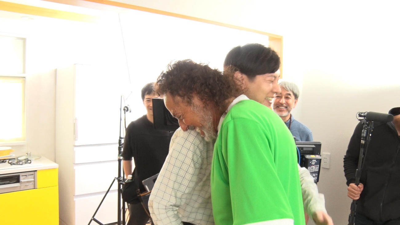 ラモス瑠偉氏（右）は石山昌さんとの再会に笑顔