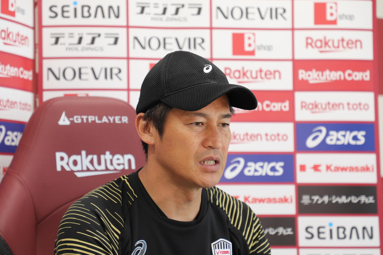 オンライン取材に対応する神戸・吉田孝行監督（C）VISSEL KOBE