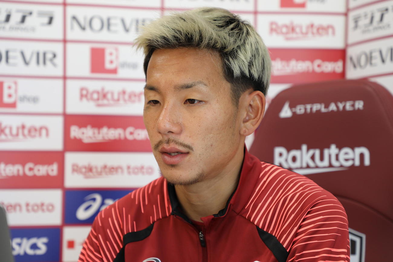 オンライン取材に対応する神戸MF井手口陽介（C）VISSEL KOBE