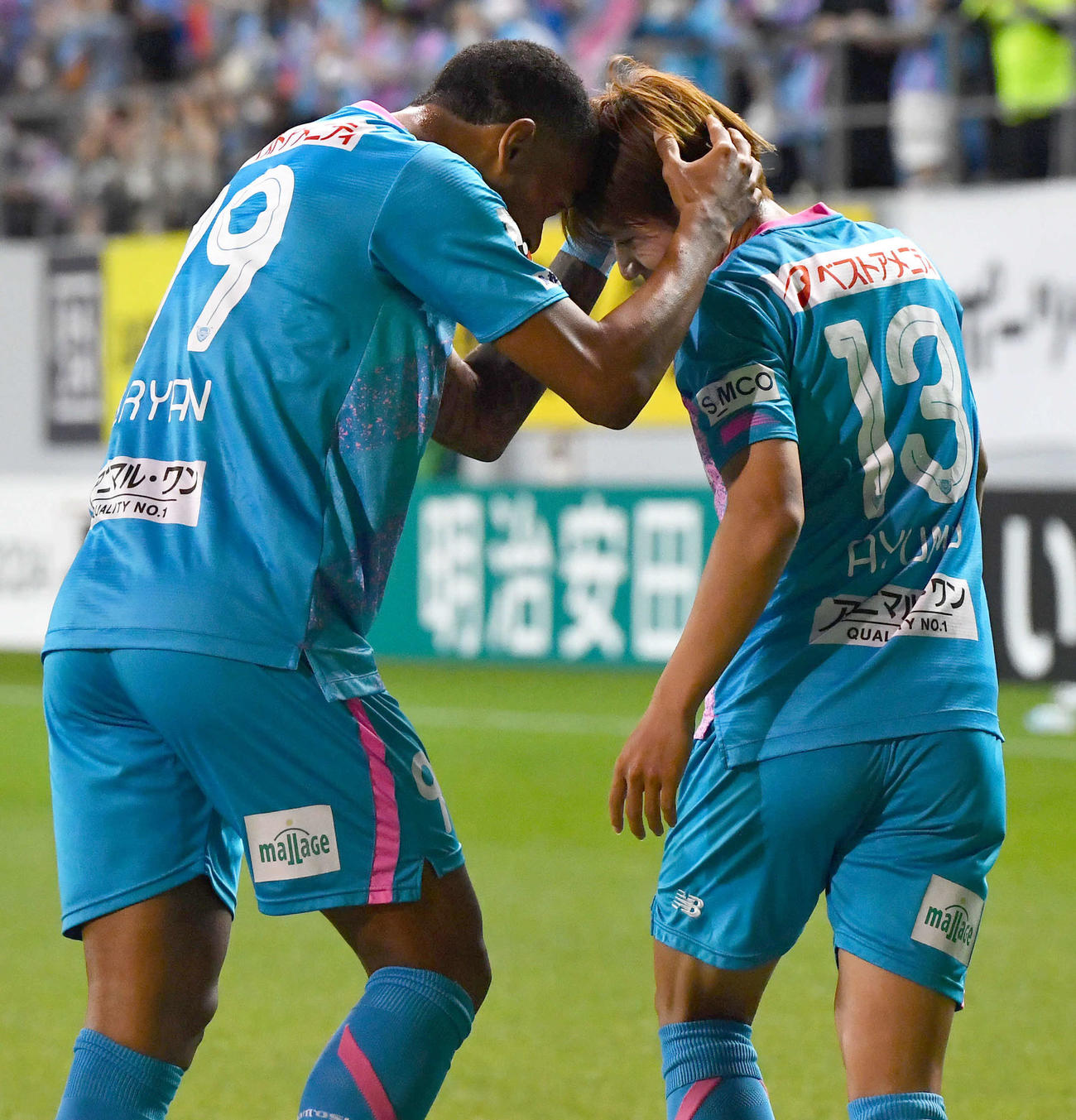 鳥栖対川崎　前半、勝ち越しゴールを決めた鳥栖横山歩夢（右）は、マルセロ・ヒアンから頭を合わせて祝福される（撮影・岩下翔太）