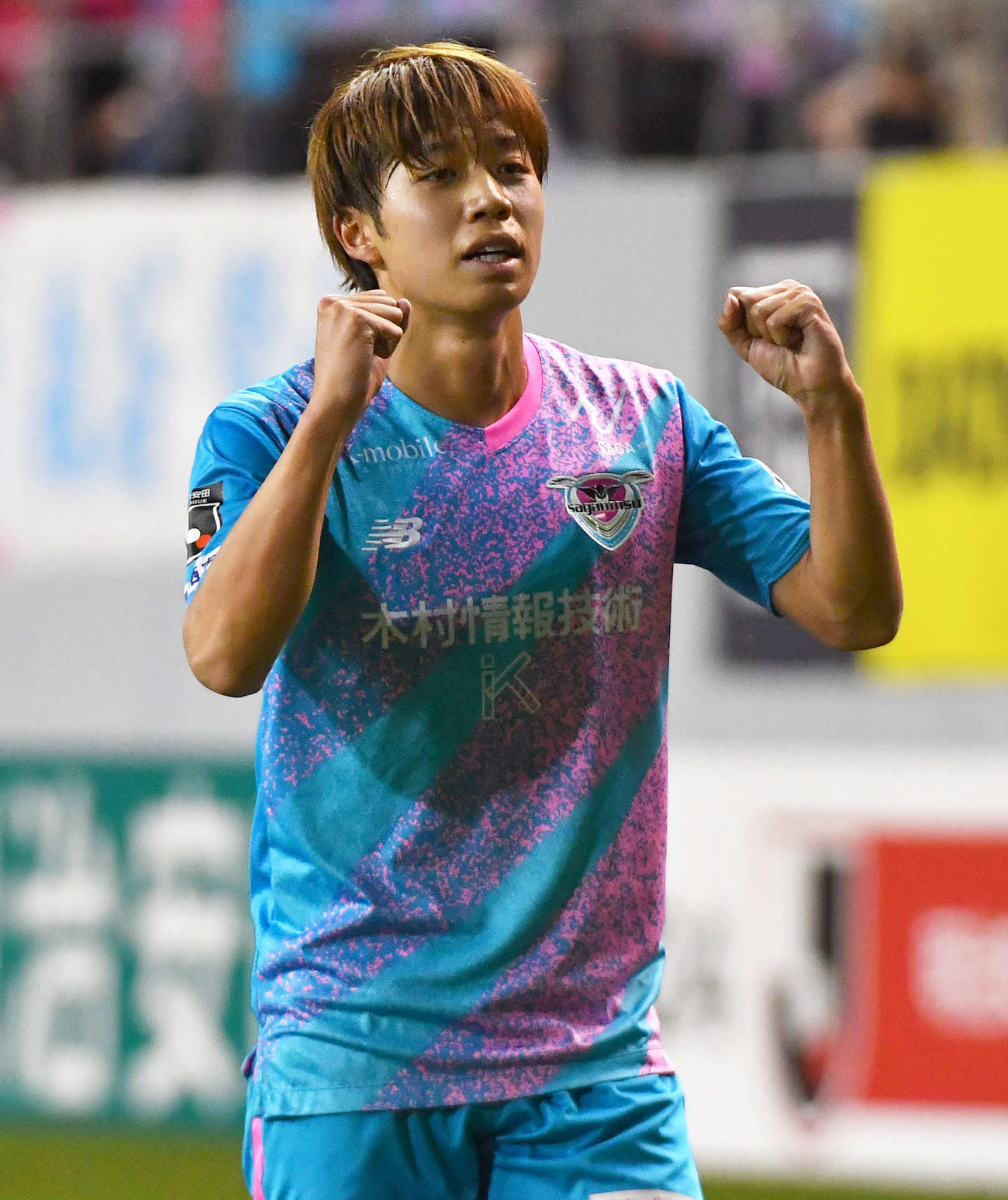 鳥栖対川崎　前半、勝ち越しゴールを決め、ガッツポーズする鳥栖横山歩夢（撮影・岩下翔太）