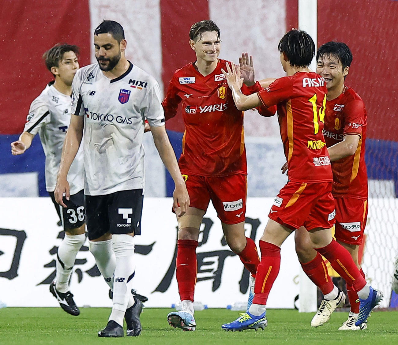 名古屋対FC東京　前半、先制のPKを決め喜ぶ名古屋・ユンカー（共同）