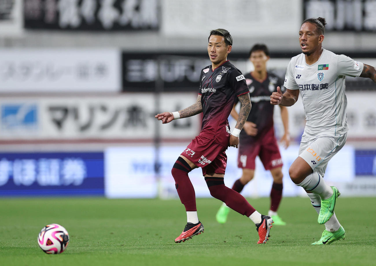 神戸対福岡　前半、パスを出す神戸井手口。右は福岡ウェリントン（撮影・前田充）