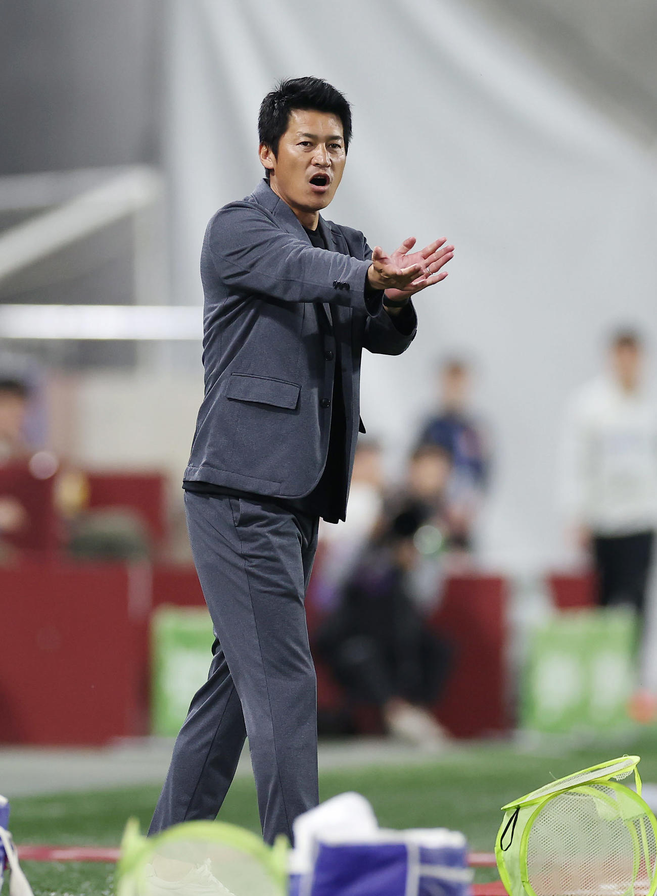 神戸対福岡　前半、指示を出す神戸吉田監督（撮影・前田充）