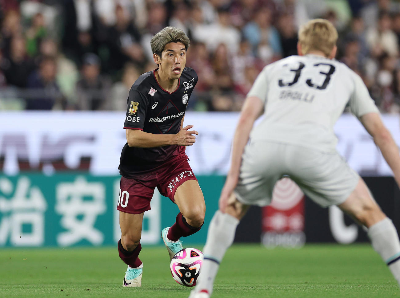 神戸対福岡　後半、ドリブルで攻め上がる神戸大迫（撮影・前田充）