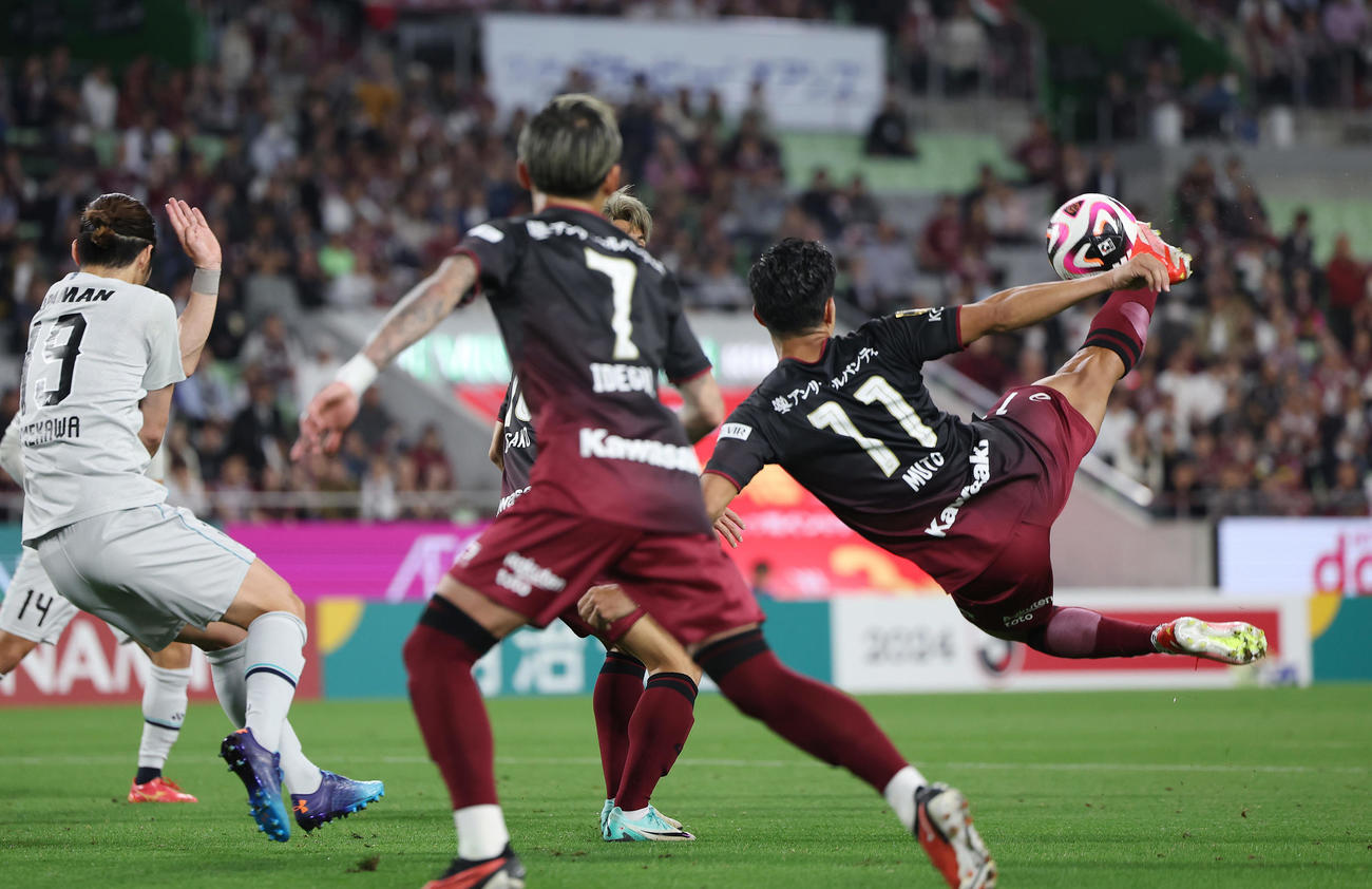 神戸対福岡　後半、CKにボレーで合わせる神戸武藤（右）（撮影・前田充）