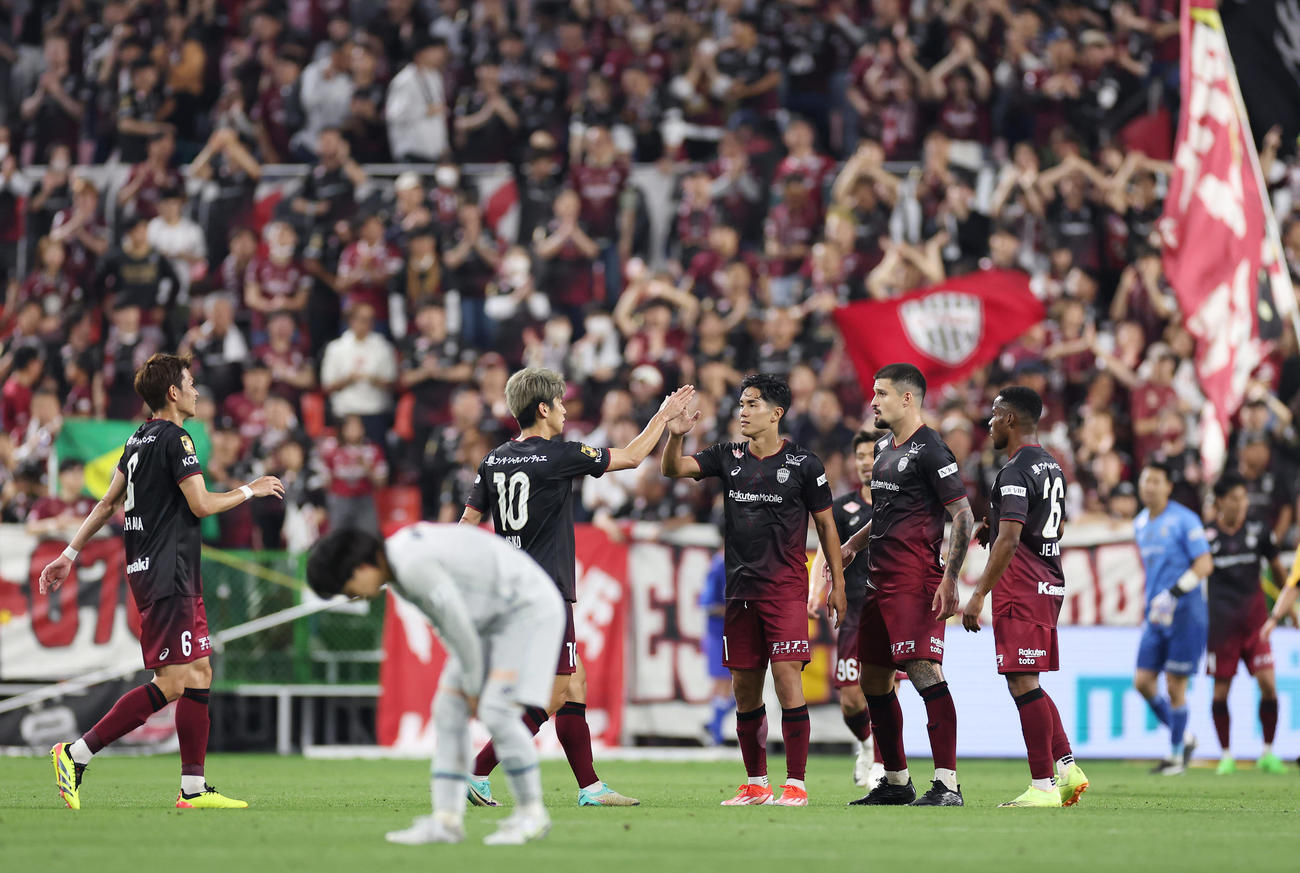 神戸対福岡　福岡に勝利し喜ぶ神戸の選手たち（撮影・前田充）