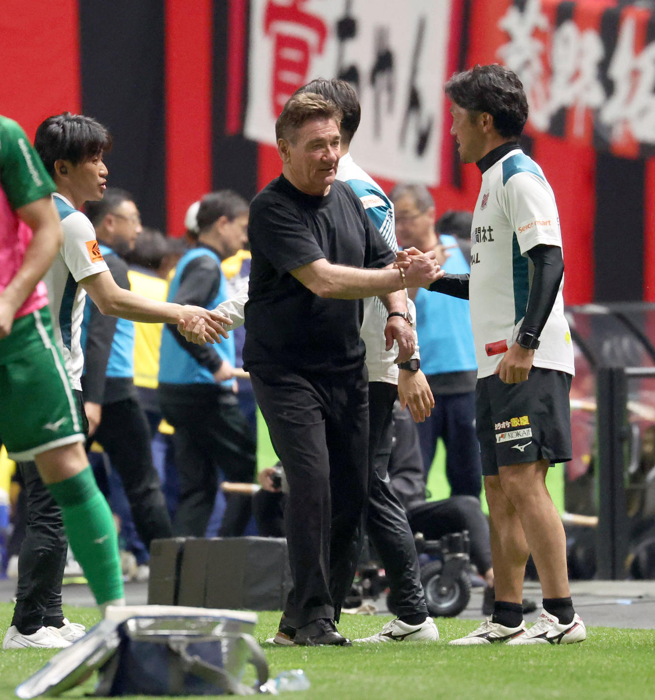 札幌対磐田　磐田に勝利しスタッフたちと握手する札幌ペトロヴィッチ監督（中央）（撮影・佐藤翔太）