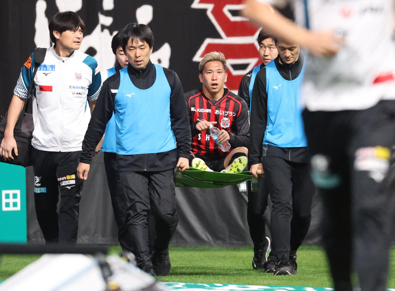 札幌対磐田　後半、担架で運ばれる札幌浅野（撮影・佐藤翔太）