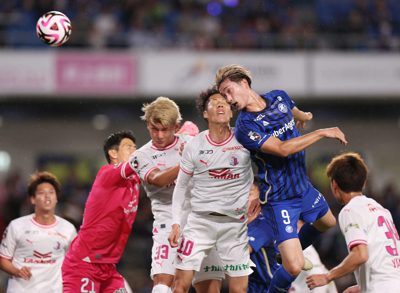 町田対C大阪　前半、ヘディングシュートを放つ町田藤尾（右）（撮影・宮地輝）