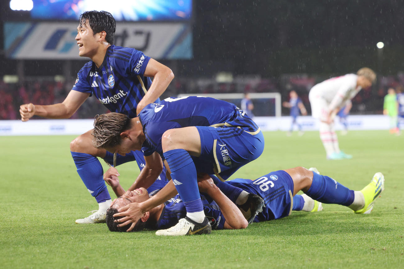 町田対C大阪　後半、ゴールを決めた町田オ・セフン（下）と喜ぶ藤尾。左はナ・サンホ（撮影・宮地輝）