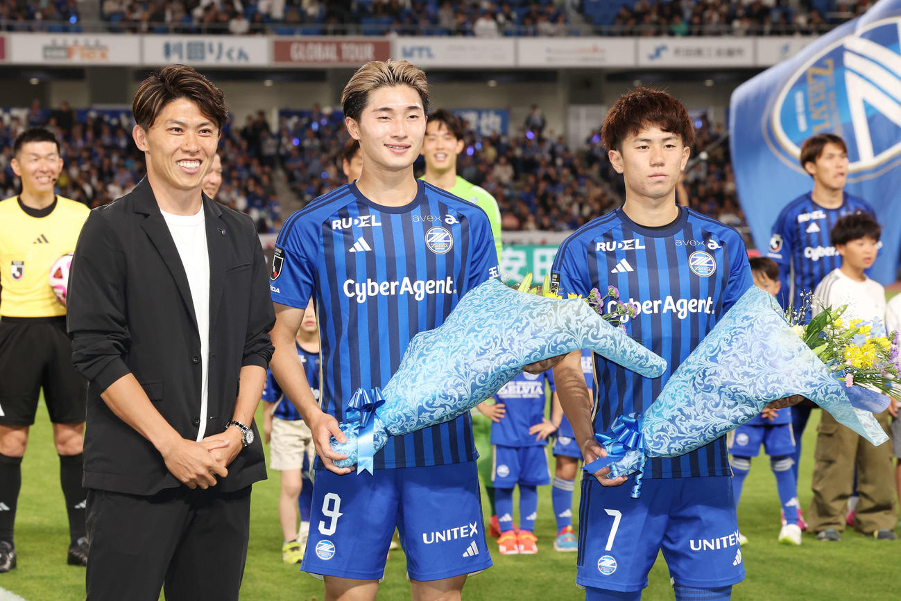 町田対C大阪　試合前、町田太田アンバサダー（左）から花束を受け取った藤尾（中央）と平河（撮影・宮地輝）