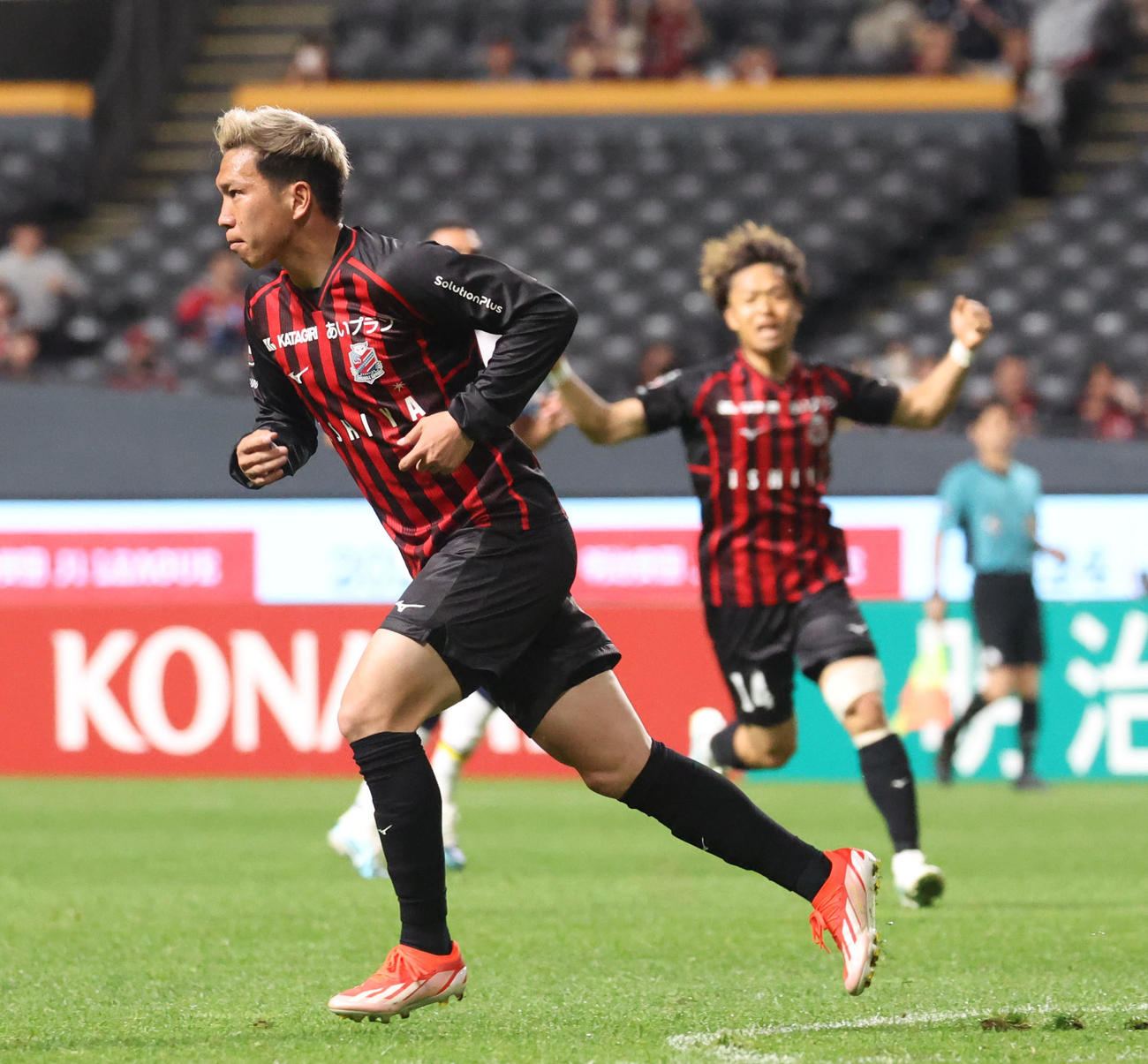 札幌対磐田　前半、ゴールを決め駆け出す札幌浅野（撮影・佐藤翔太）