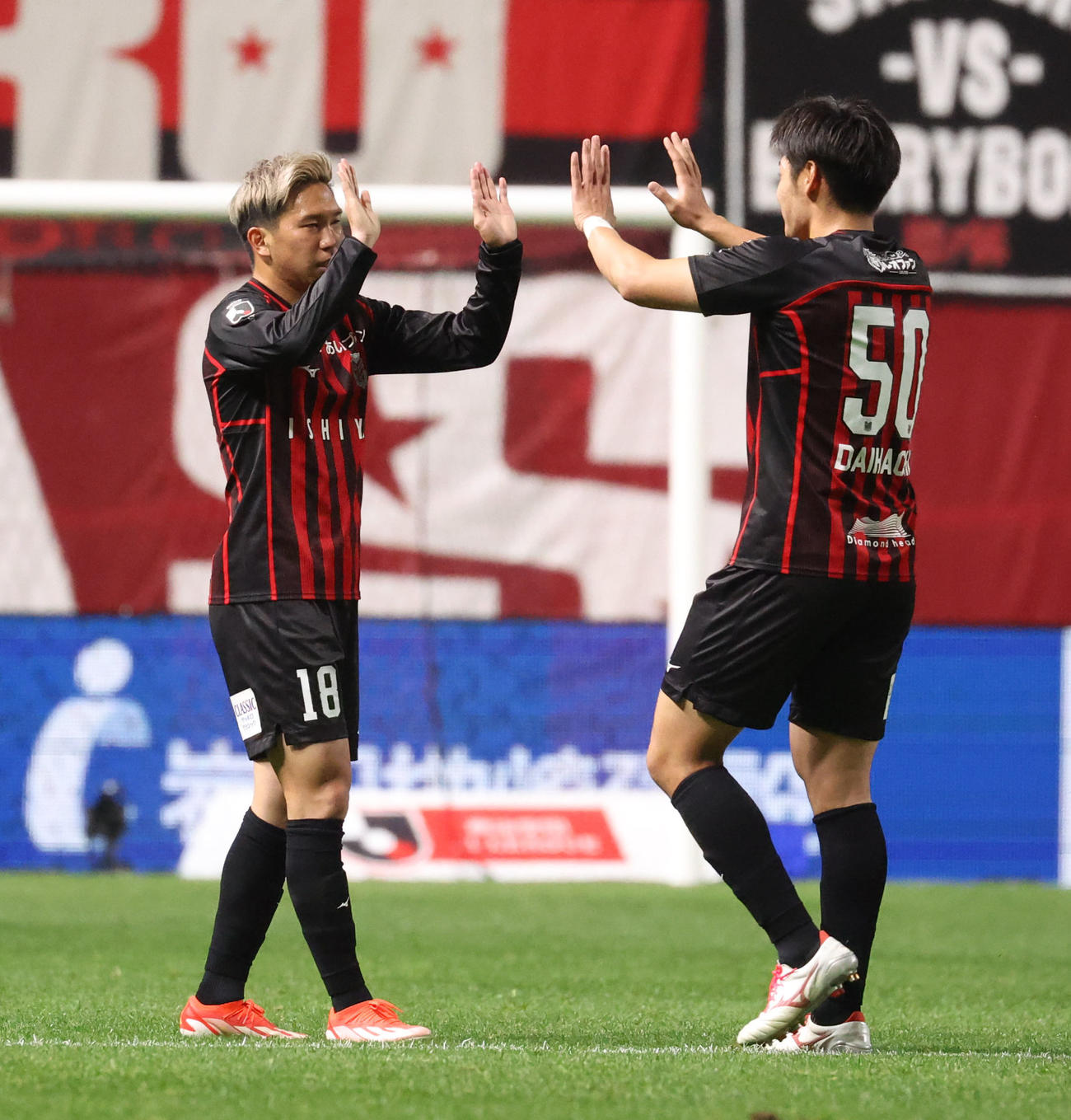 札幌対磐田　前半、ゴールを決めた札幌浅野（左）は岡村とハイタッチをする（撮影・佐藤翔太）