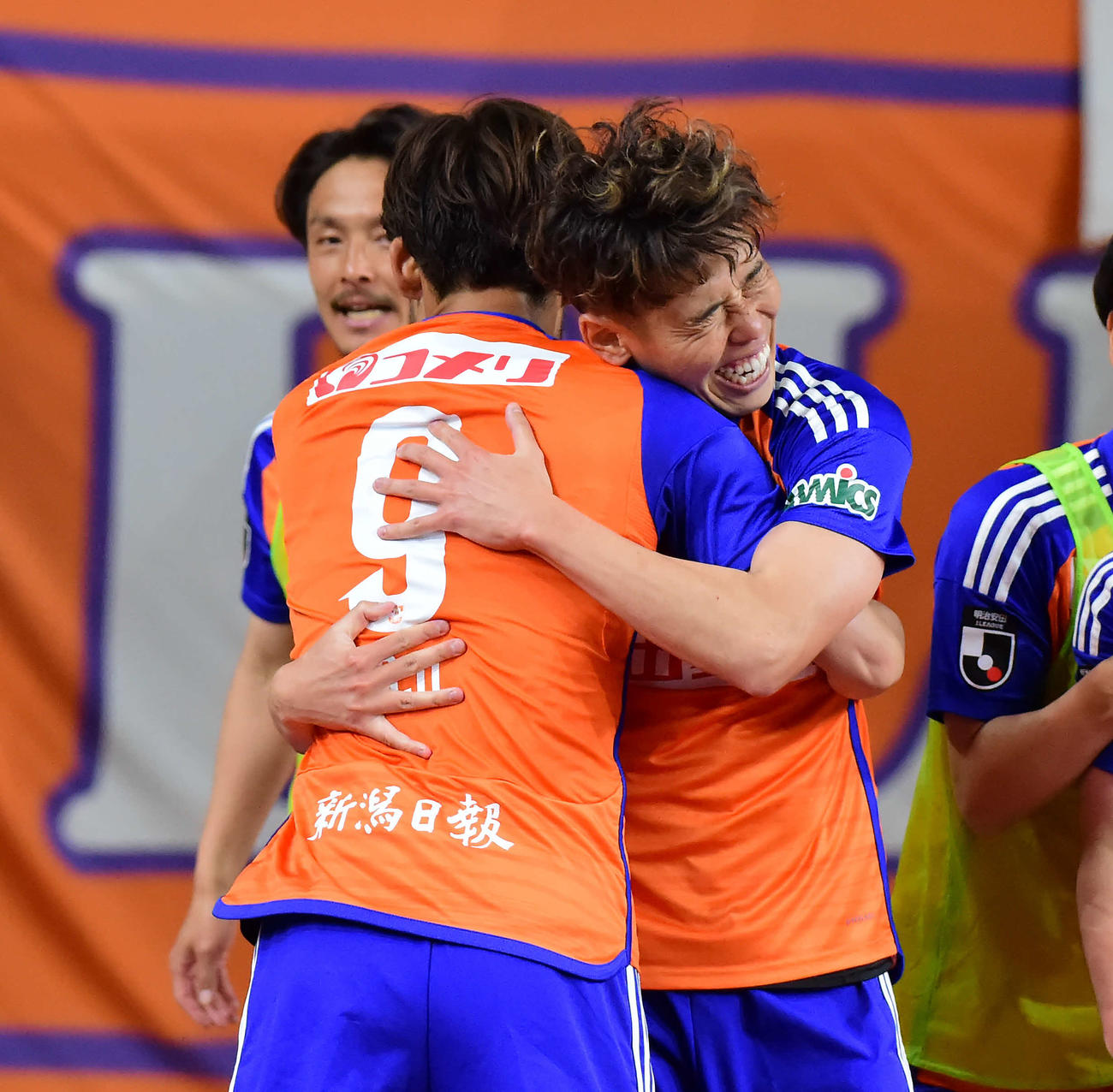 新潟対横浜　後半、同点弾を決めた新潟鈴木（手前）と抱き合う谷口（撮影・大島享也）