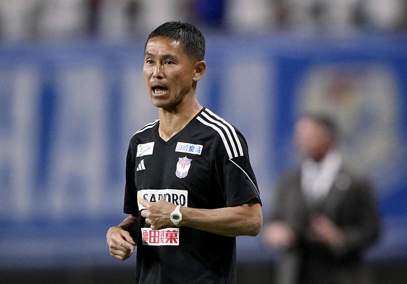 新潟－横浜　前半、指示を出す新潟松橋監督（共同）