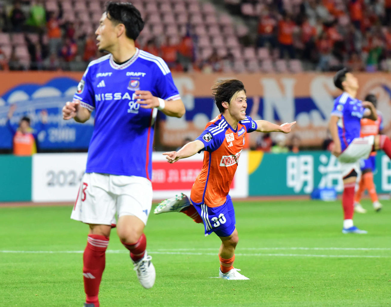 新潟対横浜　後半、ゴールを決め喜ぶ新潟奥村（中央）（撮影・大島享也）