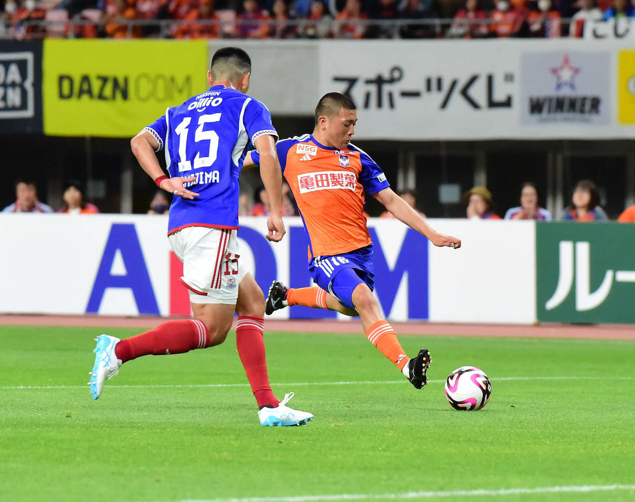新潟対横浜　前半、シュートを放つ新潟小見（右）（撮影・大島享也）