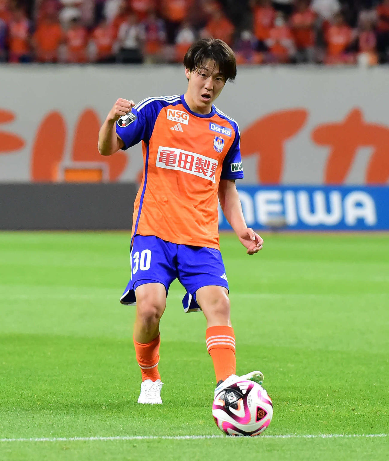 新潟対横浜　前半、パスを出す新潟奥村（撮影・大島享也）