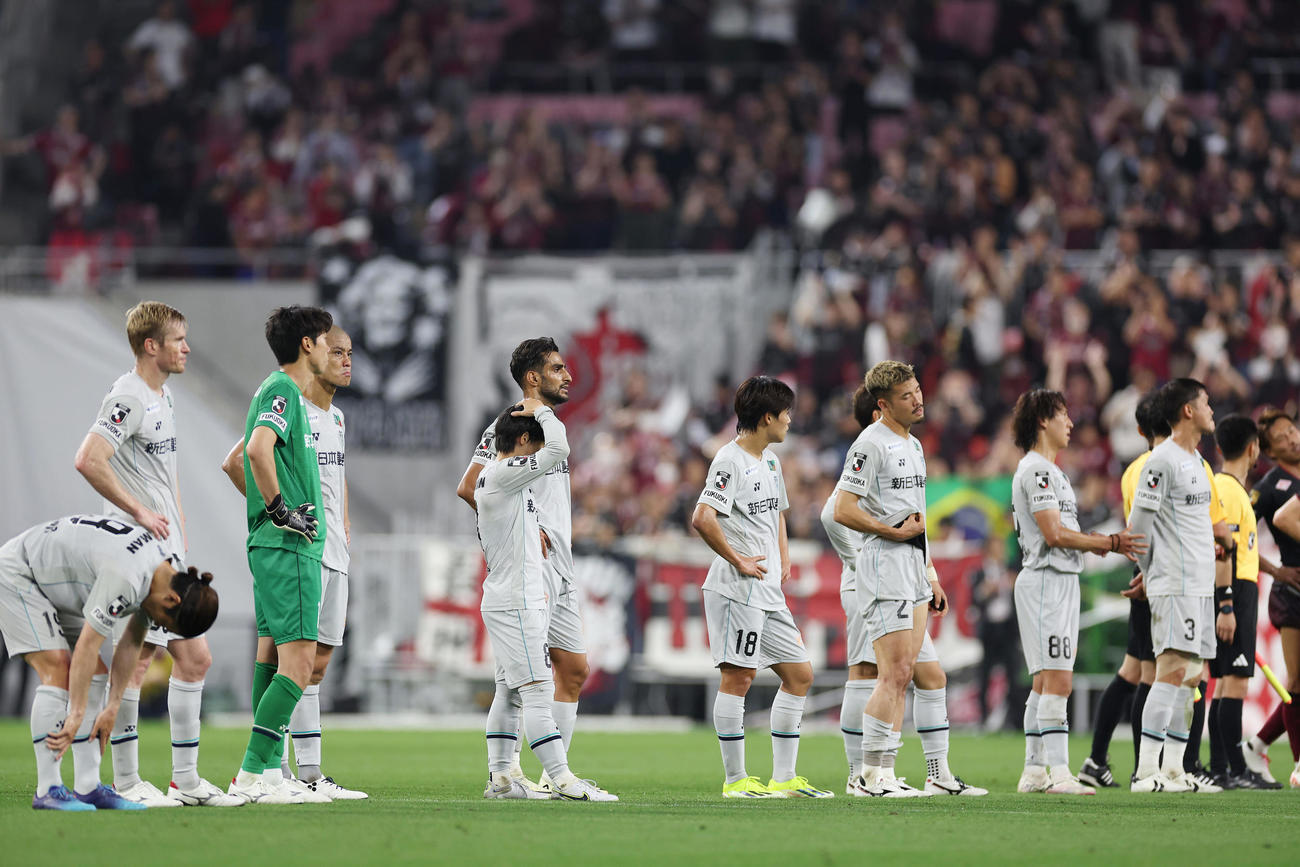 神戸対福岡　神戸に敗れ悔しそうに整列する福岡の選手たち（撮影・前田充）