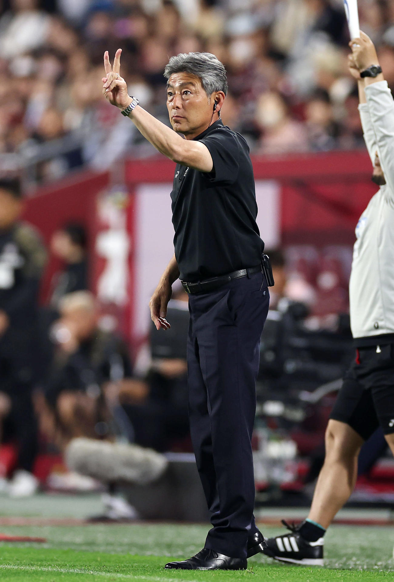 神戸対福岡　後半、指示を出す福岡長谷部監督（撮影・前田充）