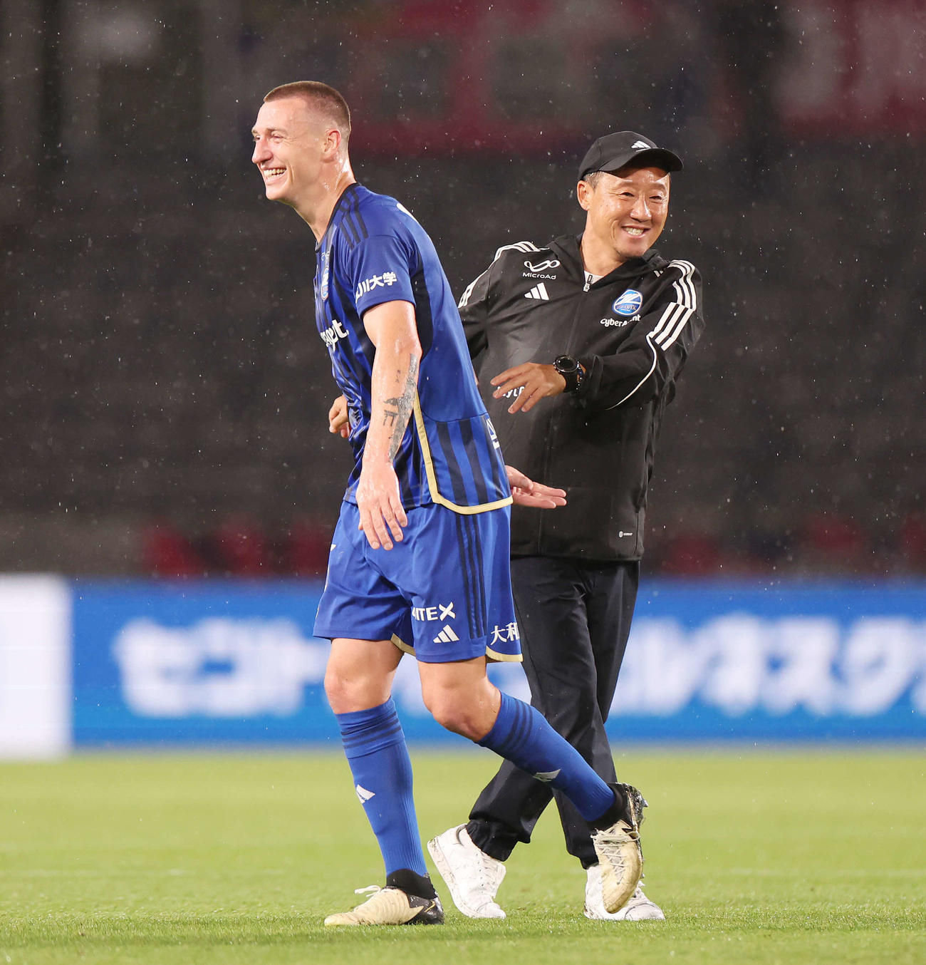 町田対C大阪　決勝ゴールを決めた町田デューク（左）をねぎらう黒田監督（撮影・宮地輝）