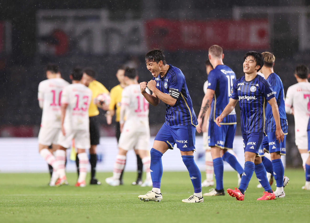 町田対C大阪　勝利し、雄たけびを上げる町田昌子（中央）（撮影・宮地輝）